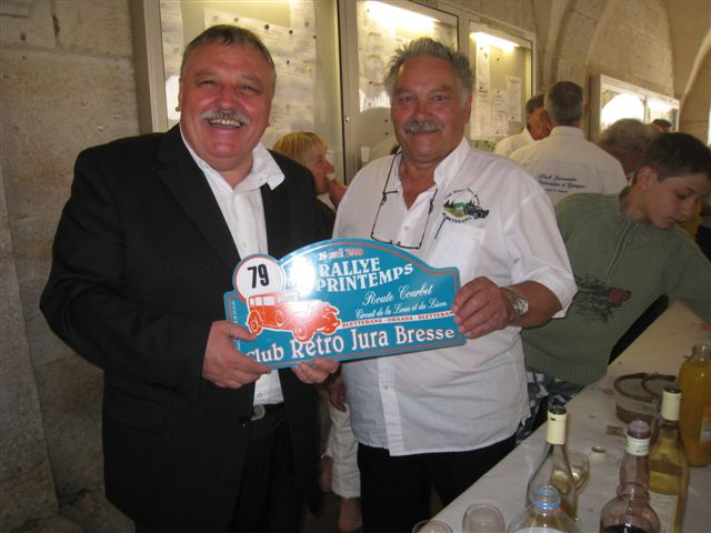 Remise de la plaque du Rallye &agrave; M. le maire d'ORNANS